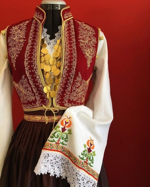 Cretan Greek folk dress from the region of Sfakiá. By kritikes_foresies_Maria Skoula via instagram.