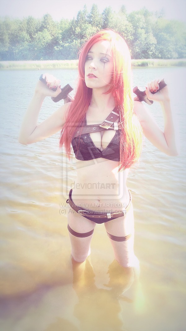 league-of-legends-sexy-girls:  Pool Party Katarina