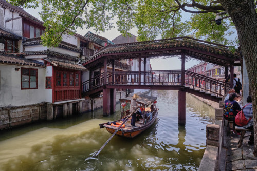 La Venezia cinese by Fil.ippo Zhujiajiao, the “Venice of China”, is an ancient town loca