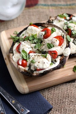 gettingahealthybody:  Portobello mushroom pizza. Nom 