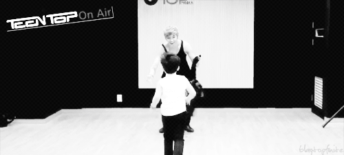 tljoe:  baby minwoo running towards appa changjo ;; 