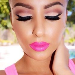 sissydebbiejo:  Beautiful lip and eye makeup.