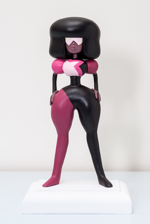 ladyjoyceley:  Garnet made by me Photographed by my father Super Sculpey Firm and Apoxie Sculpt over a wire armature. Primed and then painted with Acrylics.