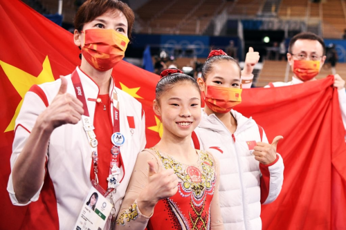 agathacrispies: Guan Chenchen of Team China celebrates with her silver medalist teammate, Tang Xijin