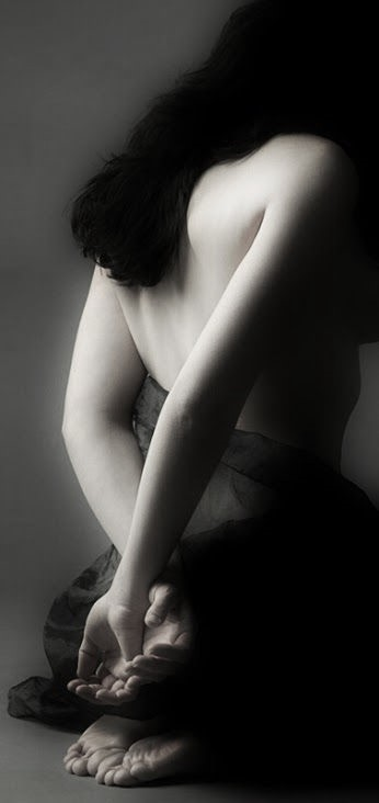 damadelvientodeldesierto:    Soy Tuya… Sin nudos, sin cadenas… sin etiquetas, sin más unión que el verbo que conjugamos en todos los tiempos… Tú y Yo.Deseos consentidos, consensuados, elevados y enardecidos en carne y espíritu…, en presencia