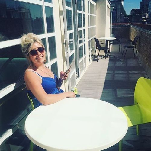 Soaking up the sunny Monday vibes in #London #Heals via @antionella, featuring the lively @scarlyros