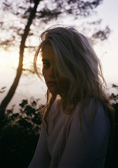 gold-ens:  maroon-moon:  oh-sky: Sky Ferreira by Grant Singer  Muse  Love 