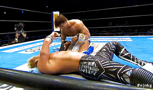silhouetteofadancer:Ibushi and Sanada paying respect to each other after fighting for the IWGP Heavy