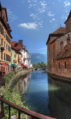 fractiousmind:The River Thiou flowing through Annecy in the Rhone Alps of southeastern France • photo: KittyTheWild on Flickr