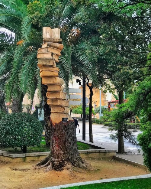 sixpenceee:Sculpture on the trunk of a dead tree | source                          