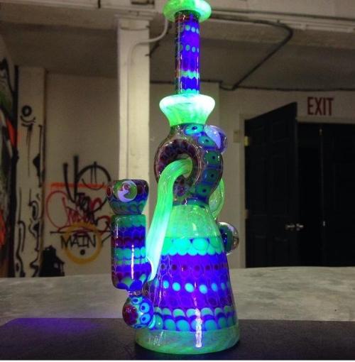 headyhunter:JD Maplesden x Mike Gong just finished up one of the most epic collab wormhole rigs out. Oh and that half-life glows with some serious intensity under a black light. 