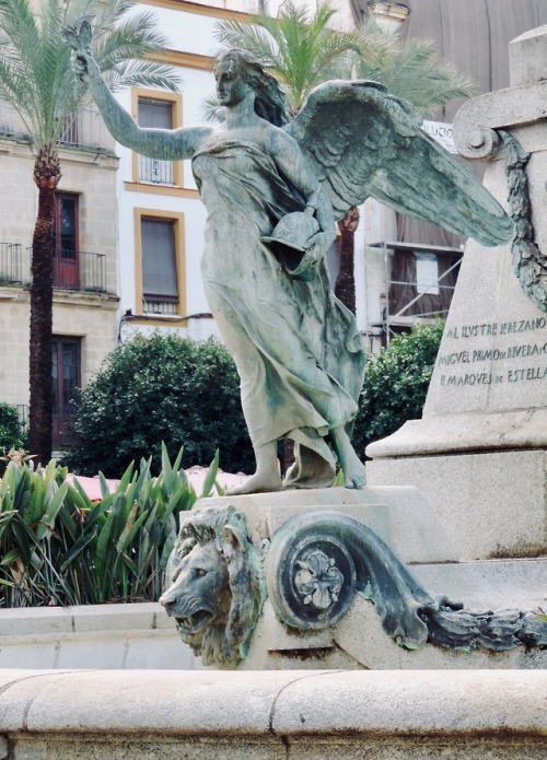 Ángel, fuente conmemorativa de los militares y el fascismo, Jerez de la Frontera, 2016.Sad news toda