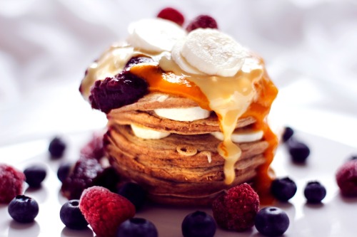 elephantsarevegan:  i’m off to a brunch later so here’s an old stack of spelt banana pancakes topped with blueberry apple sauce, Mango sauce, almondbutter and fruit 