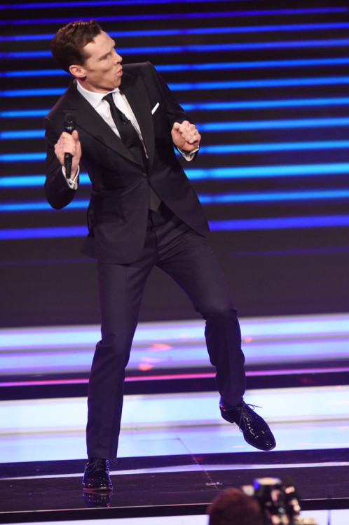 shigurerei: Host Benedict Cumberbatch dances on stage during the 2018 Laureus World Sports Awards sh