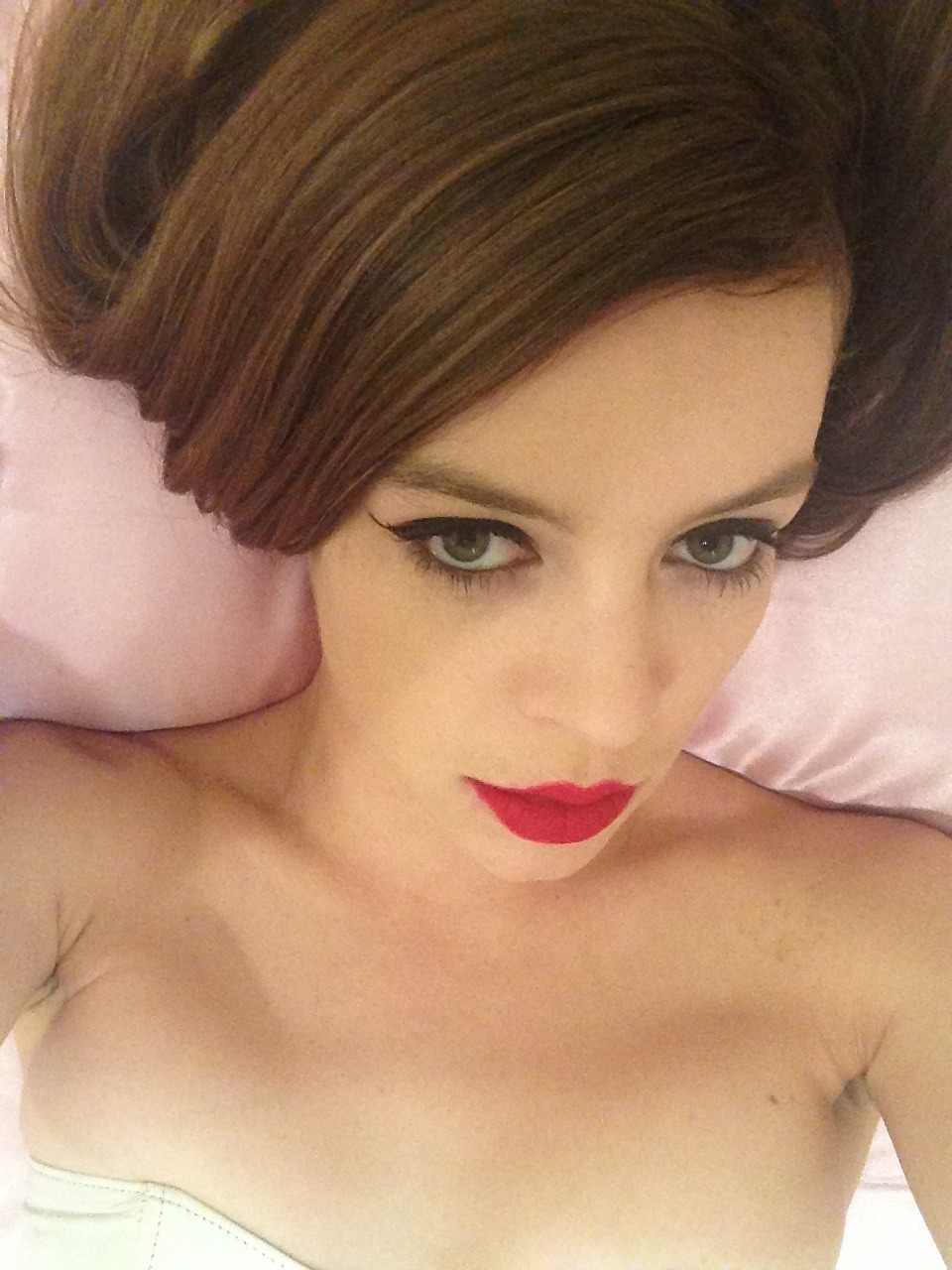 xxjessicasays:  i have new satin sheets so now i’m gonna sleep in everyday 
