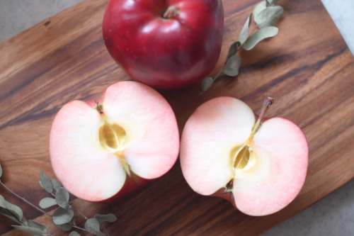 175photograph:ローズアップルパイ。初めて買った「紅の夢」っていう果肉まで赤いリンゴを使ってみました。ほんのり桃のようなピンク色が可愛くてしっかり甘酸っぱくて幸せなお味でした