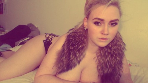 italiankong:  Sexy Otoni Ogni. Who is this curvy hottie??