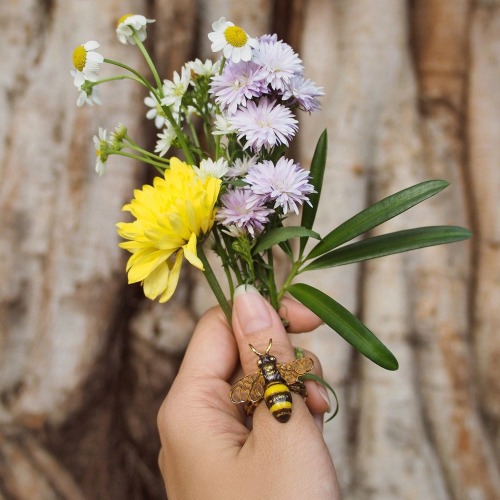 dsknsk:sosoullight:sosuperawesome: Bumble Bee and Honey Bee JewelryGood After Nine on Etsy Chonky b