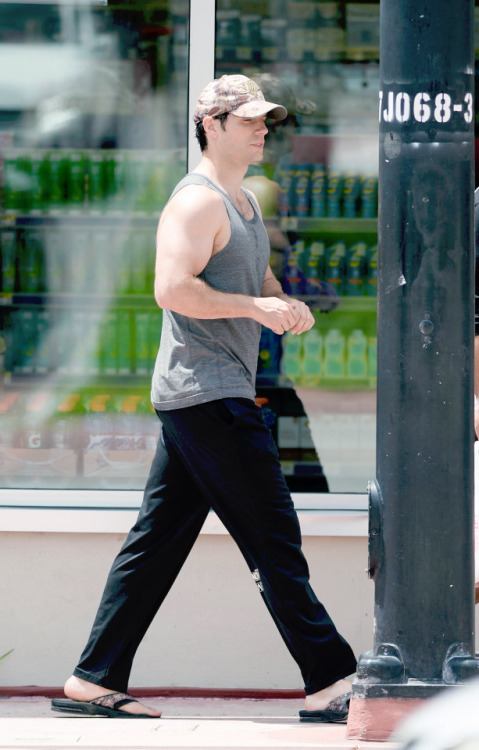 amazingcavill:  Henry Cavill spends his vacation in Miami, August 27,2016.