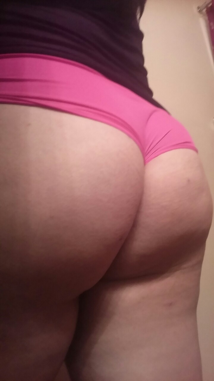 popsicles-25:  I am loving my ass tonight so have some more. 