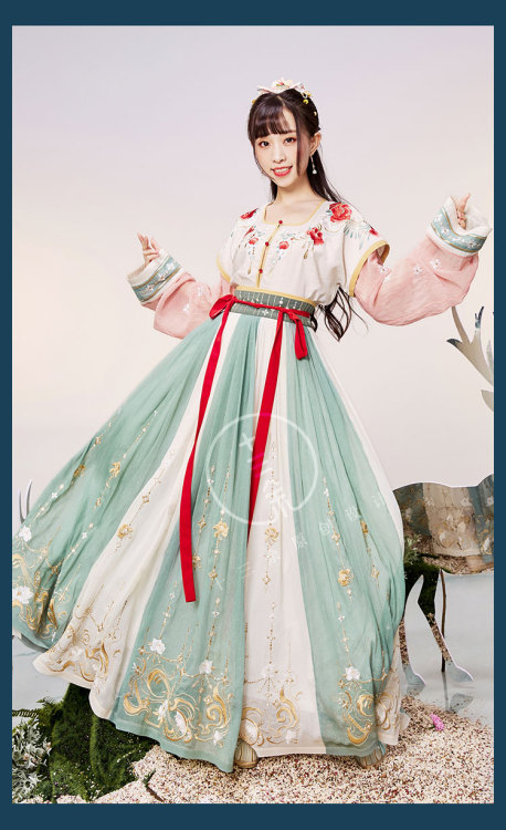 hanfu-asks: Hanfu from 十三余 小豆蔻儿 Here’s an examples of how you can sew alternating panels toget