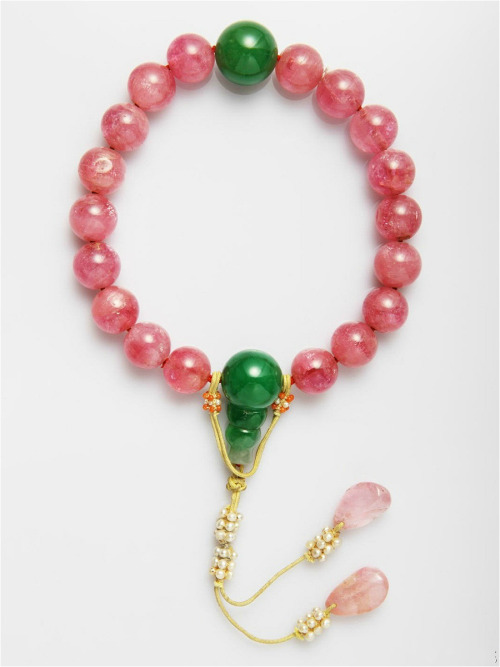 Buddhism jade beads of empresses in Qing dynasty collected by Palace Museum via 故宫博物院.