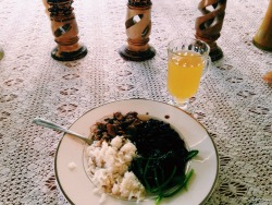 A very Ecuadorean dinner with jugo de granadilla