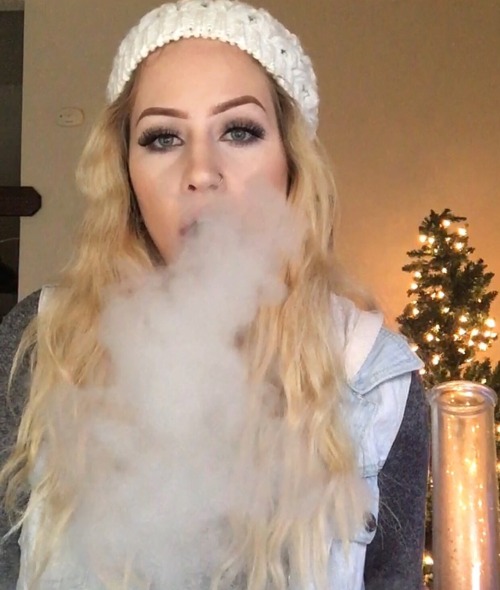 mrsdabbngo: started to decorate my apartment ☺️⛄️ #xmas #420