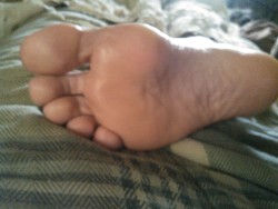 toered:  Who wants to cum on her toes