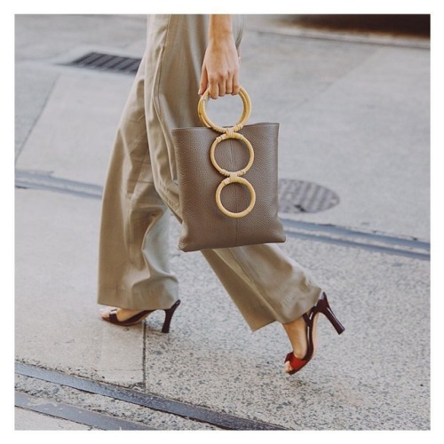 Excellent @carolina.santo.domingo bag situation @fashionweekaus ✔️ #streetstyle #streetfashion #tona