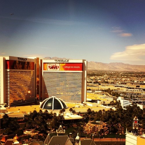 Looking West from the #VegasStrip of the #Mirage, home of #BeatlesLOVE with friend #JoelBakerClown