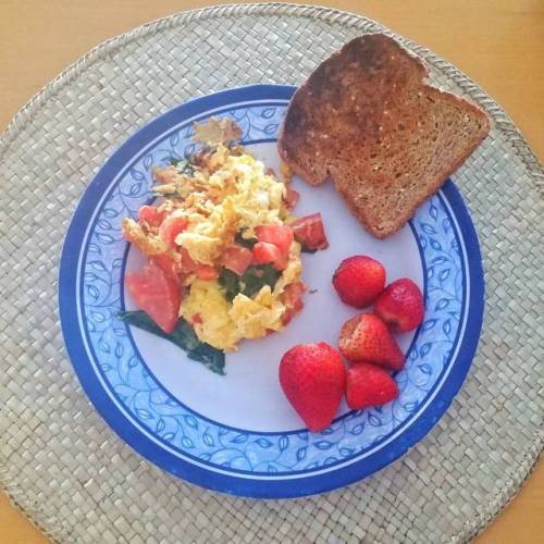 Mi desayuno  Una taza de fresas, dos huevos revueltos con espinacas y jitomate, una rebanada de pan 
