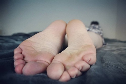 sweet-feet-and-more: tinyfeettreat: Upside down Toes Tuesday while I struggle to get out of bed . Th