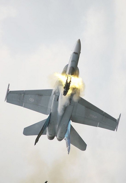 hoola121:  Screw this, eh!?  Eject!