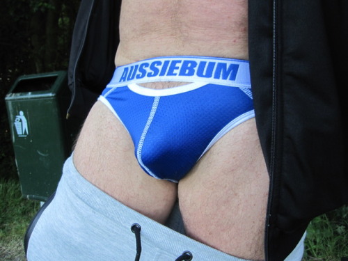 Me outsite with aussie jock bulge. Lekker buiten showen in mijn aussie jockstrap met flinke bult.