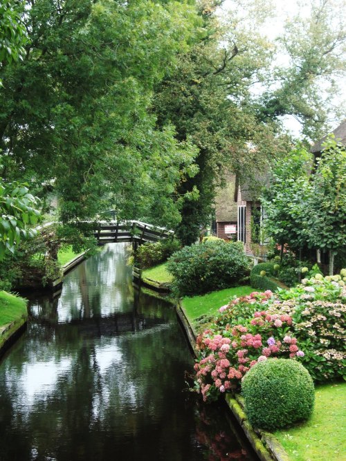 The village with no roads, Giethoorn, Netherlands (by Joanne).