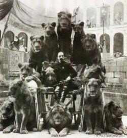 historicaltimes:  The one-armed lion tamer