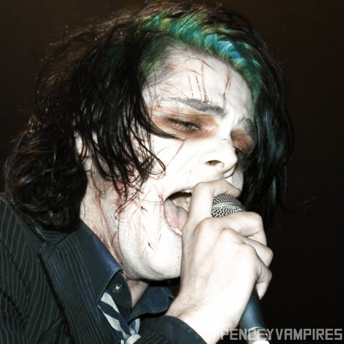 penceyvampires:  Gerard Way + Turquoise roots [ x ] 