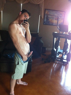 edcapitola:  bonermakers:  Selfie in the home gym.  Follow me at http://edcapitola.tumblr.com