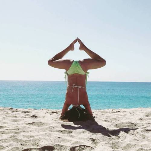 #nature #beach #sea #beachyoga #yoga #yogaeverydamnday #yogagirl #yogalover #fitness #exercise #inst