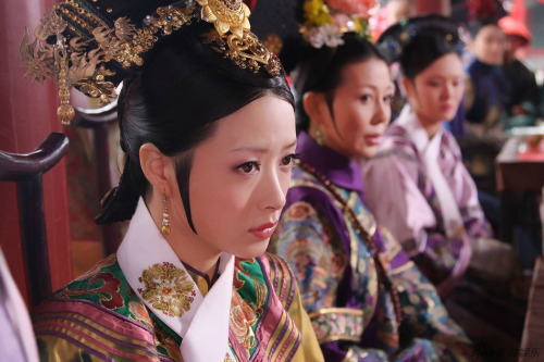 mingsonjia: fuckyeahchinesefashion:Traditional manchu clothes, qizhuang旗装 in Chinese drama 甄嬛传/Zhen 