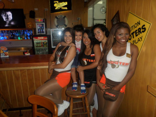 superfructose:  The hottest hooters girls … follow for more —&gt; superfruct