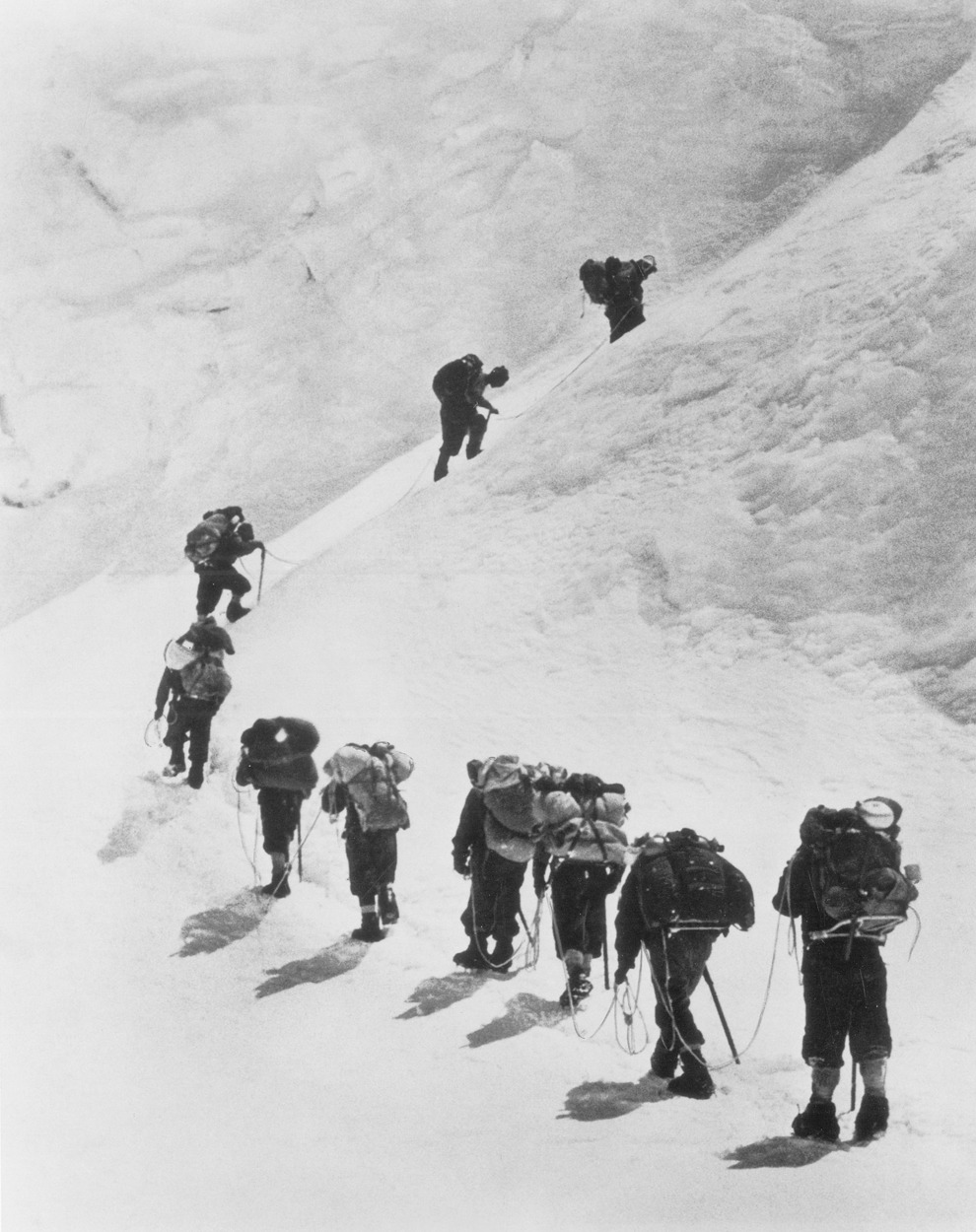 Le sommet, ils ont vécu au pied pendant des millénaires, mais ils n'en avaient jamais eu l'idée, non, de grimper là-haut, pourquoi ? Pendant des millénaires, les hommes au pied de la montagne, trop sacrée peut-être pour qu'on y fasse l'ascension, ou...