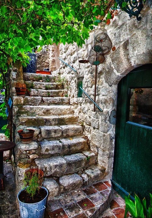 kingsxcrossing:  audreylovesparis:  Provence, France  I believe I could live in Provence.