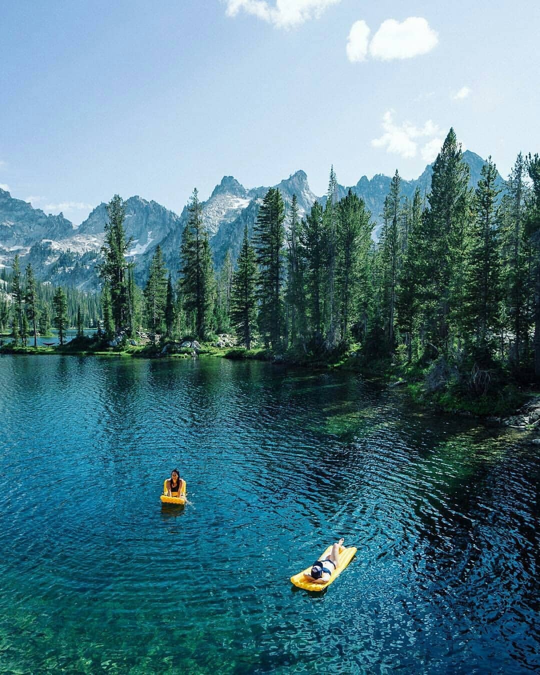 🌎 Sawtooth Wilderness, Idaho, US
Regranned from @wheretowillie - Sleeping pads make for perfect pool floaties. Bonus points if the pool is actually an alpine lake.
#adventure #wanderlust #wanderer #wander #outdoors #outdoor #photography #nature...