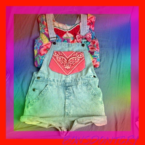 Bowsdontcry look. Www.facebook.com/bowsdontcry #bowsdontcry #dungarees #dungareeshorts #bandana #rew