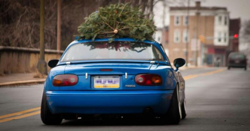ilayframe:  toke-and-dream:  toomuchcamber:  Who said you can’t haul shit with a Miata?  I get the hoe hoe hoe’s  FUCKING LEGIT! I always wanted a miata under my christmas tree!