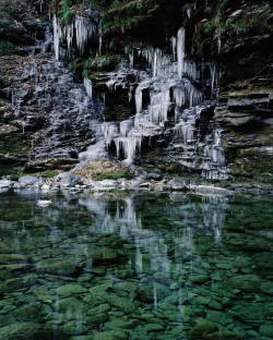 mymodernmet:  Hayato Wakabayashi’s Beautifully Otherworldly Photos of Frozen Waterfalls in Japan