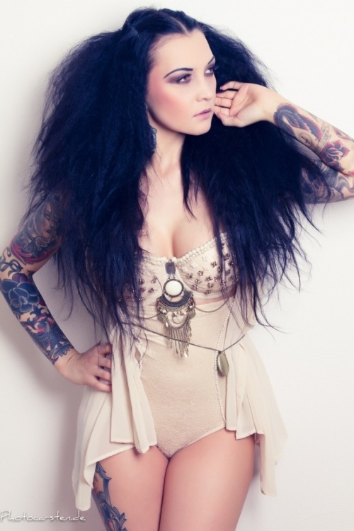 tits-tats-n-tutus:  Moni Black   