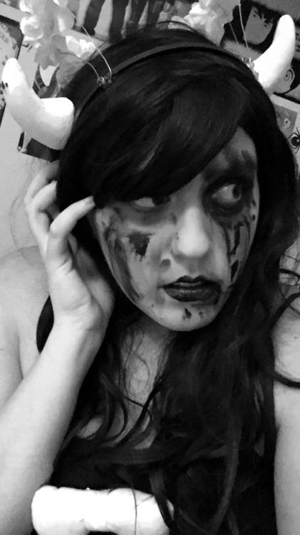 licoriceblackaliceangel: It 5 AM Do some shoddy inky Alice cosplay photos